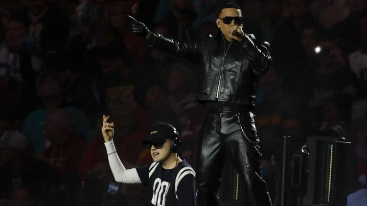 Bizarrap y Daddy Yankee durante su explosiva presentación en el descanso del partido de la NFL en el Bernabéu.