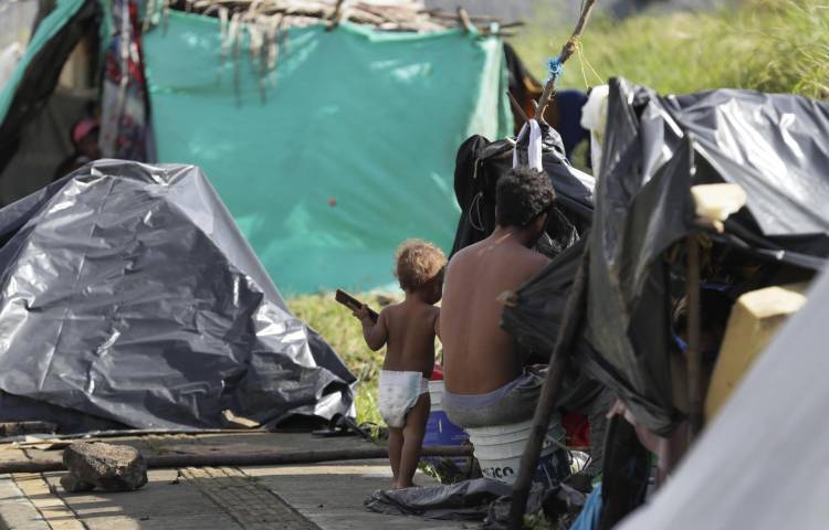 Migrantes permanecen en un campamento improvisado el 8 de julio de 2024 en Turbo (Colombia).