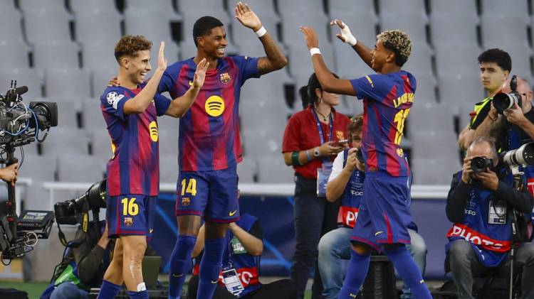 Fermín López (i), celebra su gol contra Olimpiacos.