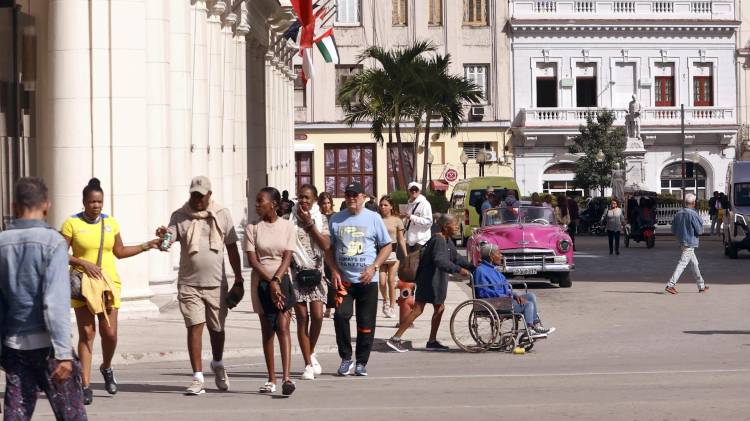 Fotografía del 29 de enero de 2026 que muestra a personas caminando por una calle en La Habana (Cuba). EFE/ Ernesto Mastrascusa