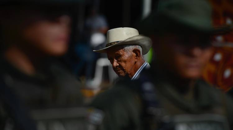 Fotografía de archivo en la que se ve a un hombre caminar junto a agentes de la Policía.