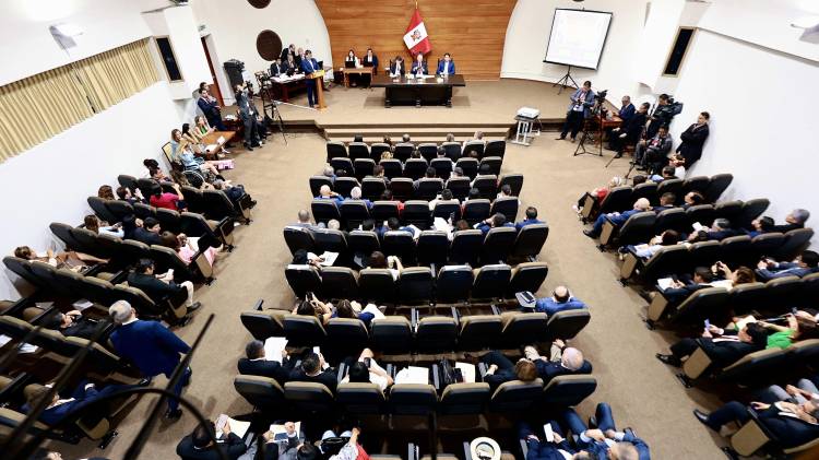 Fotografía cedida por el Congreso de Perú que muestra al presidente del Congreso Fernando Rospigliosi (c) durante una sesión extraordinaria este martes, en Lima (Perú).
