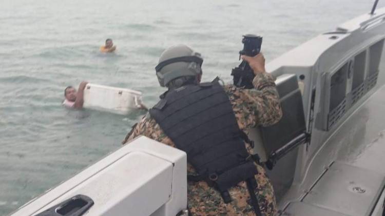 Unidades aéreas y marítimas participan en el rescate tras el naufragio en la Costa Arriba.