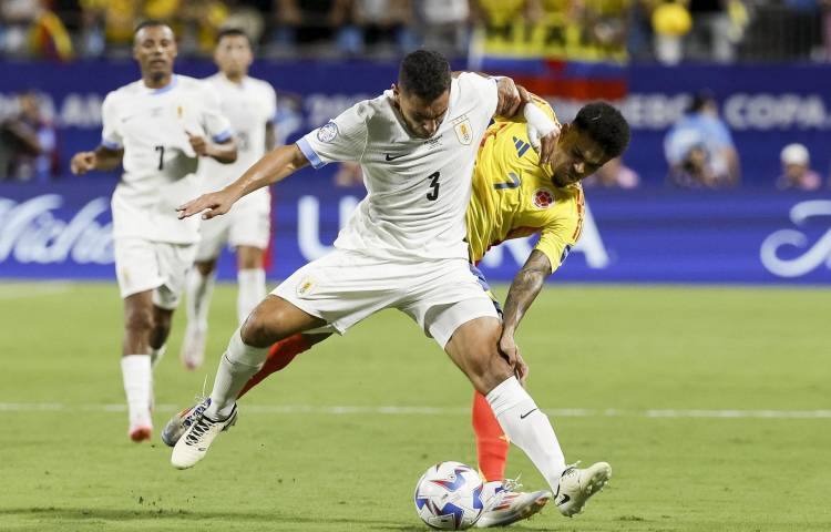 Charlotte (United States), 11/07/2024.- Uruguay's Sebastian Caceres (L) and Colombia's Luis Diaz (R) fight for the ball during the second half of the CONMEBOL Copa America 2024 semi-finals match between Uruguay and Colombia at Bank of America stadium in Charlotte, North Carolina, USA, 10 July 2024. EFE/EPA/ERIK S. LESSER
