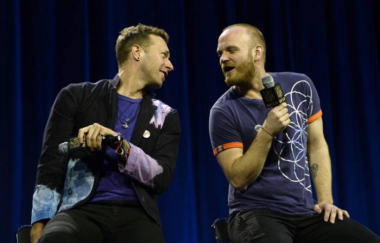 En la imagen de archivo, el vocalista de Coldplay, Chris Martin y su guitarrista, Jonny Buckland. EFE/JOHN G. MABANGLO