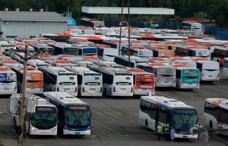 Son 450 los buses que están fuera de servicio esperando los repuestos.