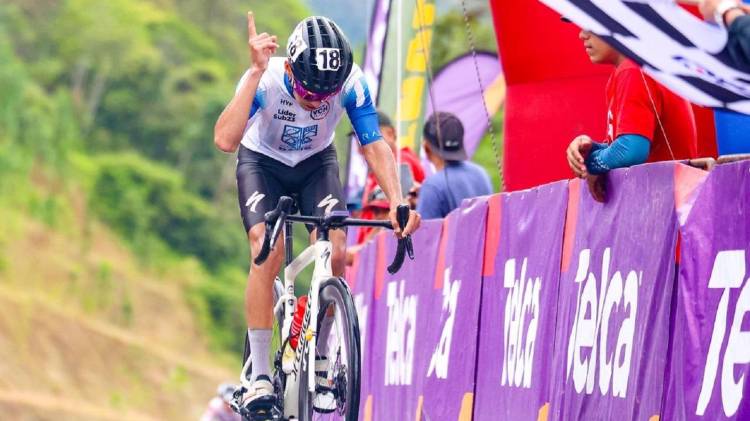 El costarricense Alejandro Granados llegando a la meta.