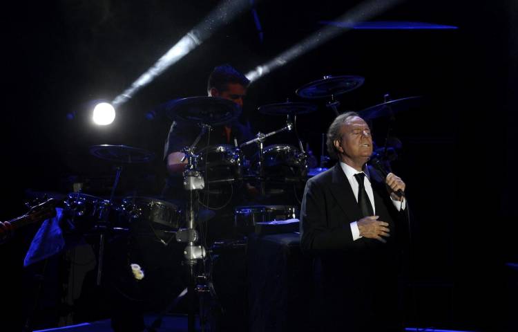 Fotografía de archivo del cantante Julio Iglesias en su actuación en el Ulker Arena en Istanbul el 14 de marzo 2015. Julio Iglesias ha desmentido hoy domingo, en un comunicado en su cuenta de Instagram, que vaya a retirarse de la música, el día que me vaya a retirar, yo personalmente lo anunciaré con pena pero con dignidad. EFE/ARCHIVO/DENIZ TOPRAK