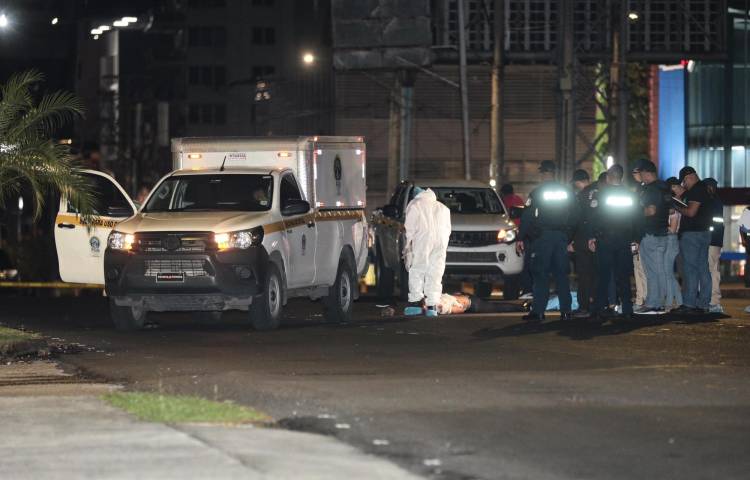 La transitada calle 50 se convirtió en escena criminal la noche del miércoles con el cadáver del extranjero.