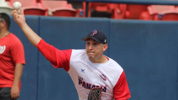 Paolo Espino durante el entrenamiento.