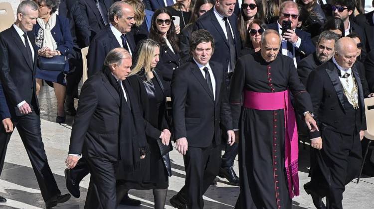 El presidente argentino, Javier Milei, y su hermana, Karina Milei, llegan para la misa fúnebre del Papa Francisco en la Plaza de San Pedro en la Ciudad del Vaticano.