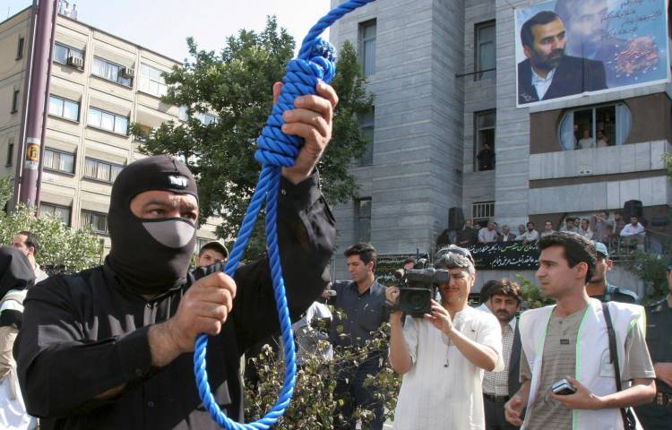 Foto archivo. Un policía iraní prepara la ejecución pública de un asesino iraní convicto. [EDITORS NOTE GRAPHIC CONTENT]