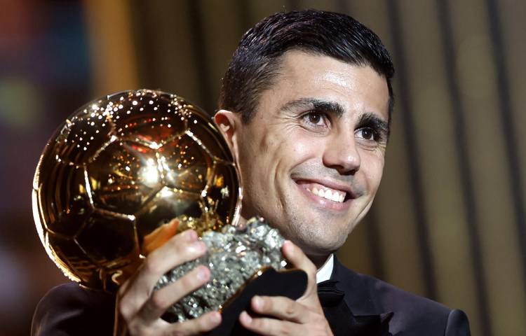 El centrocampista del Manchester City y de la selección española Rodrigo Hernández posa con Balón de Oro 2024 durante la ceremonia celebrada en el Théâtre du Châtelet de París, el 28 de octubre. EFE/EPA/MOHAMMED BADRA