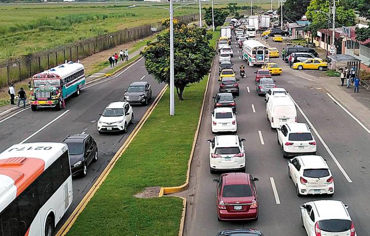 En las calles de la Capital y San Miguelito solo hay 800 buses.