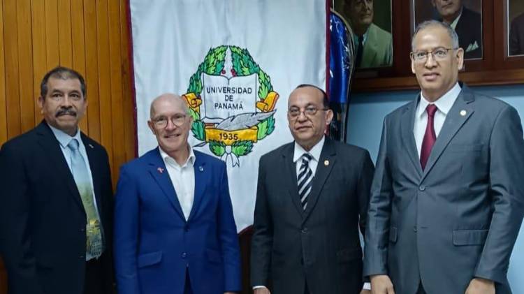 El rector Eduardo Flores (tercero de izquierda a derecha)