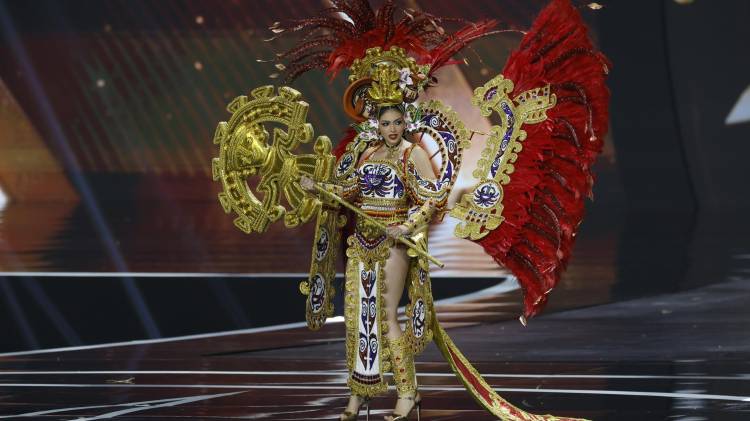 La pieza incluyó la participación de artesanas panameñas, quienes incorporaron finos bordados y elementos hechos a mano.