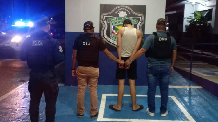 El ciudadano aprehendido fue puesto a órdenes de las autoridades competentes .