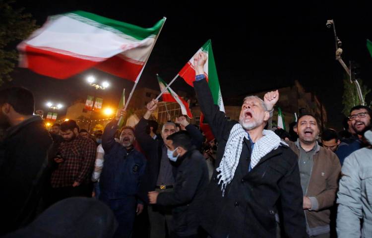 Iraníes celebrando el ataque de su país contra Israel.
