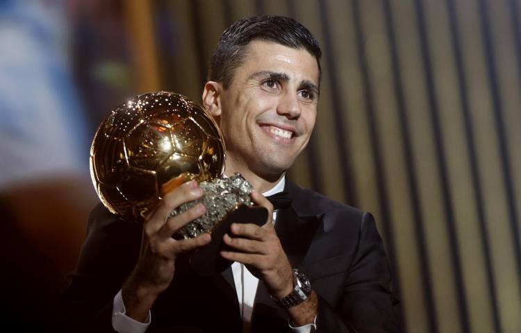 El centrocampista del Manchester City y de la selección española Rodri gana el Balón de Oro Masculino 2024 en la ceremonia del Balón de Oro 2024 en el Teatro du Chatelet en París, Francia, el 28 de octubre de 2024.EFE/EPA/MOHAMMED BADRA