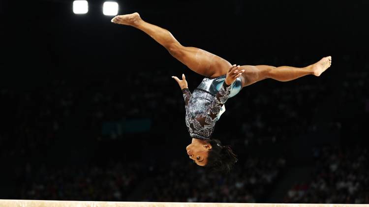 Con un ejercicio de barra soberbio, precedida por una ovación atronadora en el pabellón de Bercy, la estadounidense Simone Biles regresó este domingo al escenario olímpico. EFE/EPA/ANNA SZILAGYI