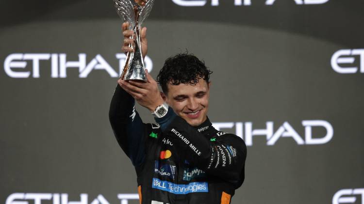 El piloto de McLaren Lando Norris durante levantando el trofeo.