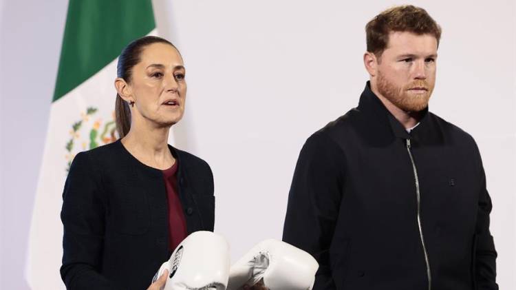 La presidenta de México, Claudia Sheinbaum (i), posa junto al boxeador mexicano Saúl ‘Canelo’ Álvarez durante una rueda de prensa este viernes, en el Palacio Nacional de la Ciudad de México.