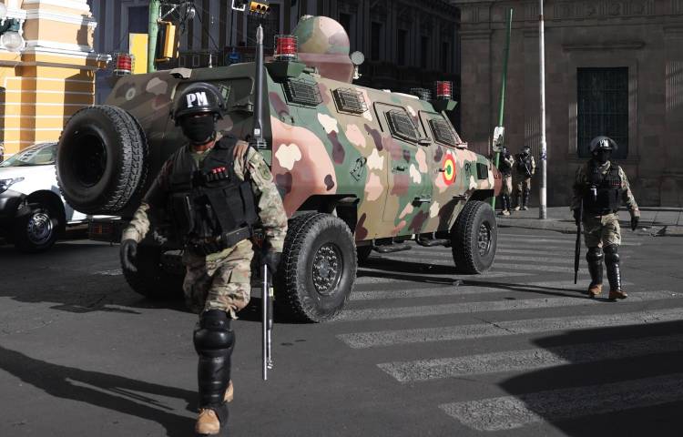 Fotografía de un tanque militar frente a la sede del Gobierno de Bolivia, este miércoles en La Paz (Bolivia). EFE/ Luis Gandarillas