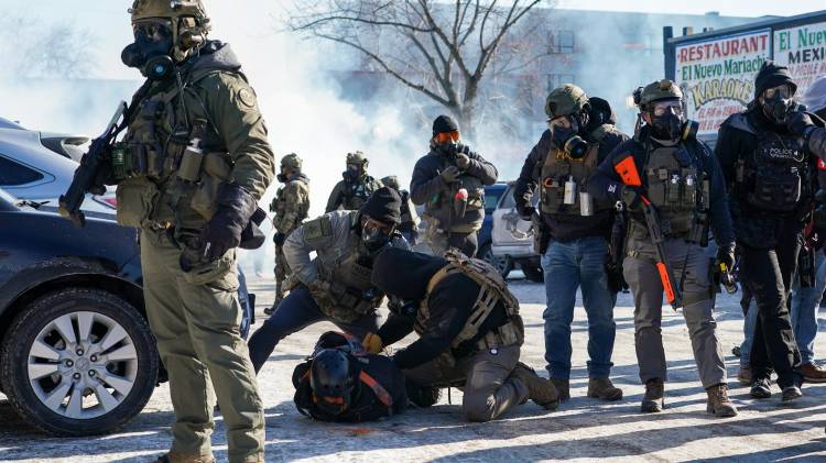 Agentes federales de inmigración matan a otro civil; crece la indignación