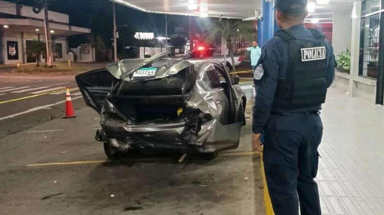 Tras el fallido asalto, los delincuentes huyeron en un vehículo, siendo perseguidos por la víctima.
