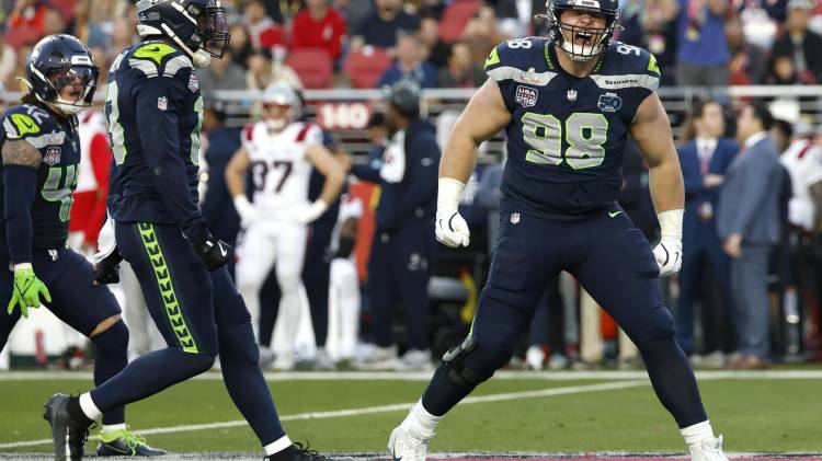 Rylie Mills celebra su captura durante el Super Bowl LX que enfrenta este domingo a sus Seattle Seahawks con los New England Patriots en el Levi's Stadium de Santa Clara (California). EFE/EPA/JOHN G. MABANGLO