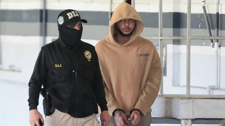 Junto a Brands también fueron detenidos sus tres hijos, su esposa (de la cual está separado) y su actual pareja.