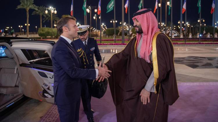 Imagen cedida del príncipe heredero y primer ministro de Arabia Saudí, Mohamed bin Salmán (dcha) y el presidente de Francia, Emmanuel Macron.