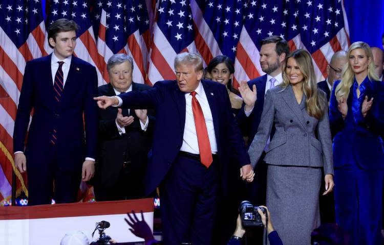 Donald J. Trump junto a su esposa Melania Trump y su hijo Barron Trump celebran en Florida su victoria en las elecciones de EE.UU. EFE/EPA/CRISTOBAL HERRERA-ULASHKEVICH