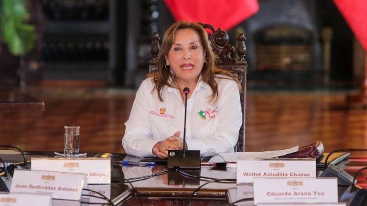 Fotografía de archivo en la que se registró a la presidenta de Perú, Dina Boluarte, quien pidió el pasado 10 de diciembre que en su país se abra el debate sobre la aplicación de la pena de muerte para los violadores de menores.