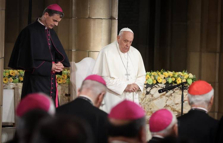 El papa Francisco (C) asiste a un encuentro con obispos, sacerdotes, diáconos, personas consagradas, seminaristas y agentes pastorales en la Basílica Nacional del Sagrado Corazón de Koekelberg en Bruselas, el 28 de septiembre de 2024.