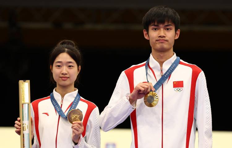 Chateauroux (France), 27/07/2024.- Gold medalists Yuting Huang and Lihao Zheng of China pose with their medals during the medal ceremony for the 10m Air Rifle Mixed Team even of the Shooting competitions in the Paris 2024 Olympic Games at the Shooting centre in Chateauroux, France, 27 July 2024. (Francia) EFE/EPA/VASSIL DONEV