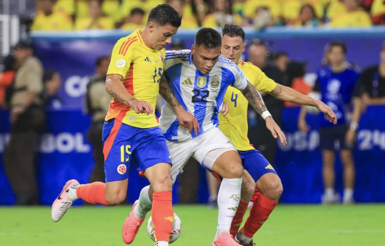 El delantero argentino Lautaro Martínez (c) fue registrado este domingo, 14 de julio, al disputar un balón con los jugadores colombianos Mateus Uribe (i) y Santiago Arias, durante la final de la Copa América 2024.