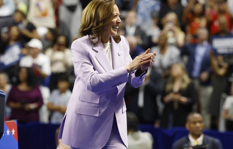 Fotografía del 10 de agosto de 2024 de la candidata demócrata y vicepresidenta estadounidense Kamala Harris durante un evento de campaña en el Centro Thomas and Mack de la Universidad de Nevada en Las Vegas (EE.UU.). EFE/EPA/Bizuayehu Tesfaye