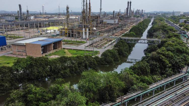 Una Amazonía libre de combustibles fósiles, en la que se impulse el desarrollo sostenible, y se apoye a los indígenas y comunidades que la habitan, parece utópica ante los intereses que insisten en explotar petróleo y gas en la selva, pero una propuesta de un grupo de ecologistas y pueblos originarios quiere hacerla real. EFE/ Andre Coelho/ ARCHIVO