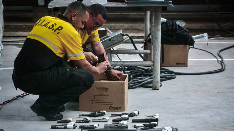 Mire cuántas armas entregaron por comida y medicinas