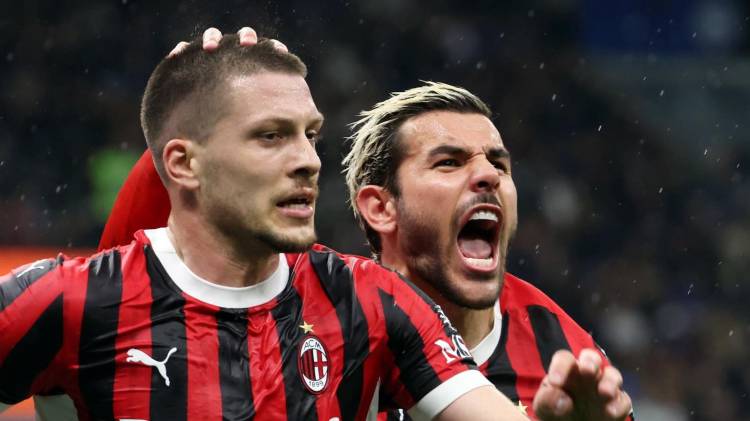 El serbio Luka Jovic (i) se encargó de sepultar al Inter con un doblete para sellar la eliminatoria 4-1 en el global, después del empate 1-1 en la ida.