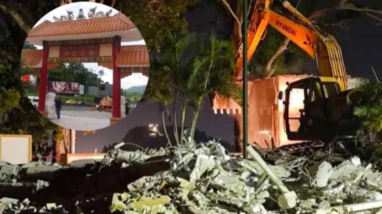 Monumento Chino destruido en plena noche en el Puente de las Américas