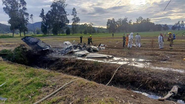 Fotografía tomada a través de rastreo de redes de bomberos y rescatistas cerca a una avioneta accidentada este sábado, en una zona rural del departamento de Boyacá (Colombia).
