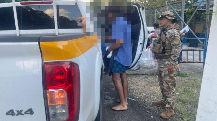 Sobrevivientes del naufragio reciben atención tras ser rescatados frente a las costas de Santa Isabel, en Colón.