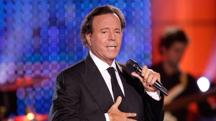 Julio Iglesias reclama que se rectifiquen declaraciones públicas que, según su defensa, dañaron su honor y presunción de inocencia.