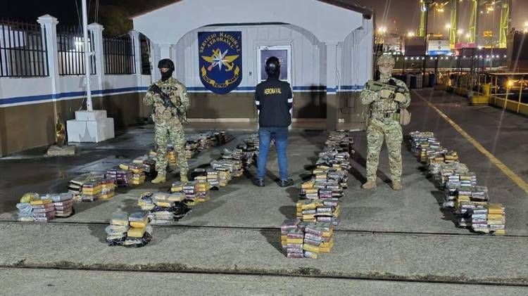 Un total de 936 paquetes de presunta sustancia ilícita fueron ubicados dentro de un contenedor durante un allanamiento coordinado en el Puerto de Balboa.
