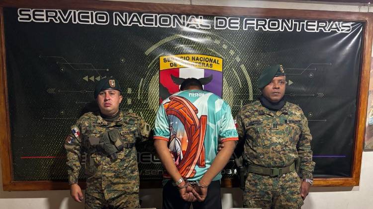 El hombre fue detenido en el puesto de control de San Isidro, en la provincia de Chiriquí, con presunta marihuana, dinero en efectivo y un vehículo, durante operativo antinarcóticos.
