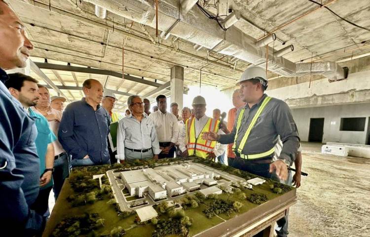 El ministro, Fernando Boyd Galindo, visitó la construcción del Hospital de Metetí en Darién