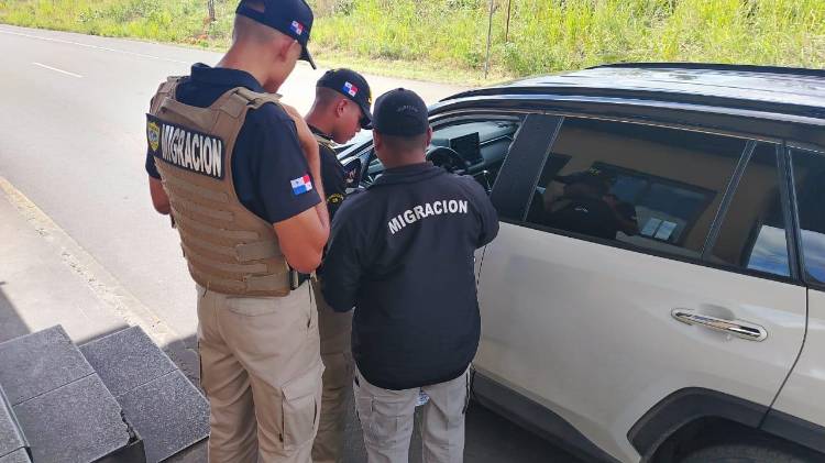 Revisiones de documentos de los agentes de Migración.