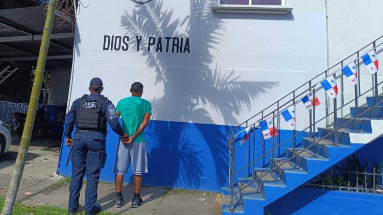 Unidades policiales en la estación del Metro de Albrook realizaron la verificación que permitió la aprehensión.